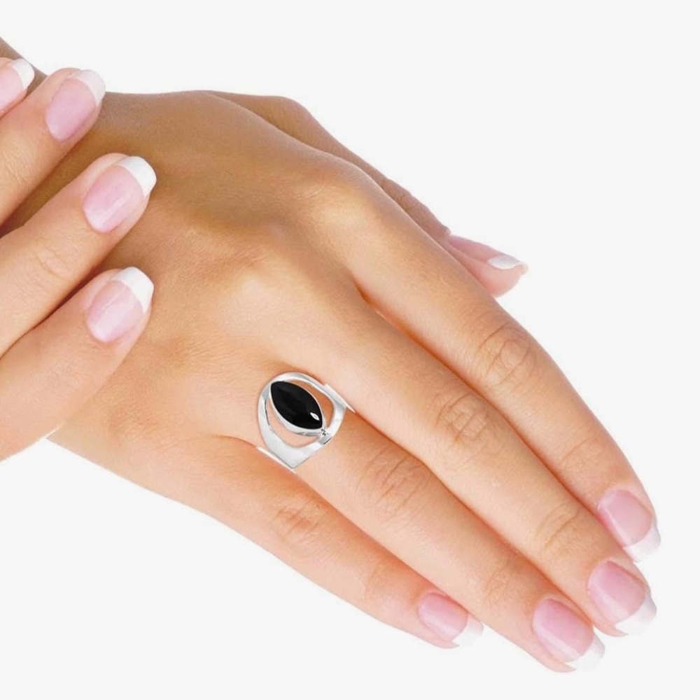 New never worn. Sophisticated Silver and Black Gemstone Ring